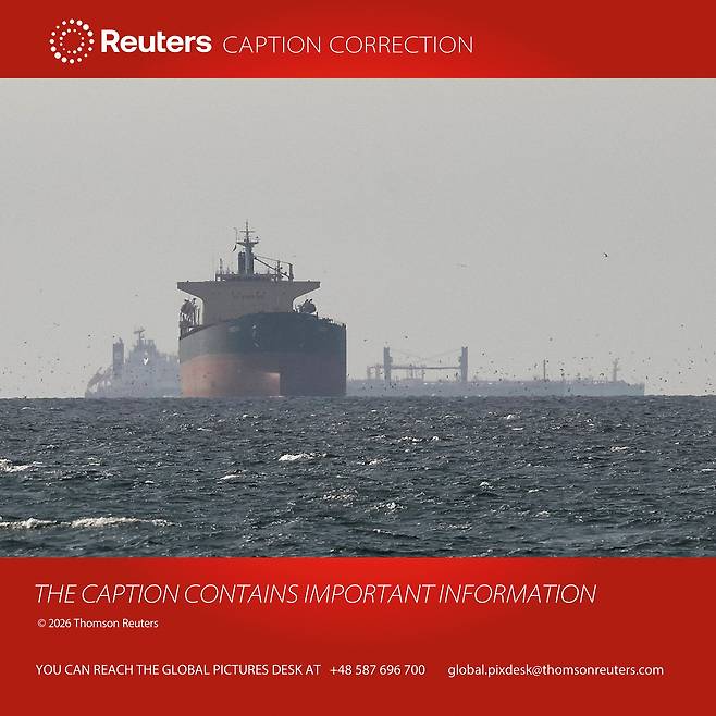 지난 11일 호르무즈 해협 인근 걸프 해역에서 화물선들이 항해하고 있다. 해당 사진은 오만 무산담 지역과 인접한 아랍에미리트 라스알카이마 북부에서 촬영됐다. 최근 미국·이스라엘과 이란 간 충돌로 이 해역의 긴장이 고조된 상황이다. [로이터]