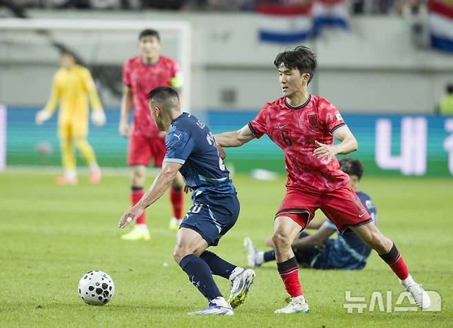 [서울=뉴시스] 김근수 기자 = 14일 오후 서울 마포구 서울월드컵경기장에서 열린 하나은행 초청 축구국가대표팀 친선경기 대한민국과 파라과이의 경기 후반 황인범이 돌파를 하고 있다. 2025.10.14. ks@newsis.com