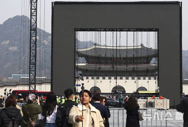 [서울=뉴시스] 김근수 기자 = 22일 오전 서울 종로구 광화문광장에서 전날 열린 방탄소년단의 'BTS 컴백 라이브 : 아리랑' 공연 무대 철거작업이 진행되고 있다. 2026.03.22. ks@newsis.com