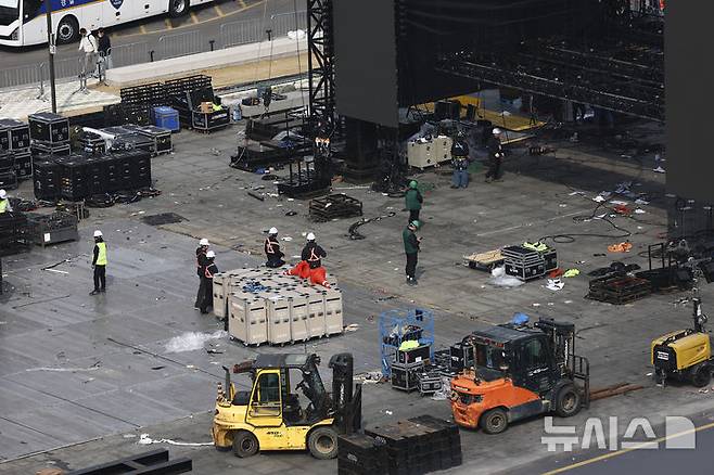 [서울=뉴시스] 김근수 기자 = 22일 오전 서울 종로구 광화문광장에서 전날 열린 방탄소년단의 'BTS 컴백 라이브 : 아리랑' 공연 무대 철거작업이 진행되고 있다. 2026.03.22. ks@newsis.com