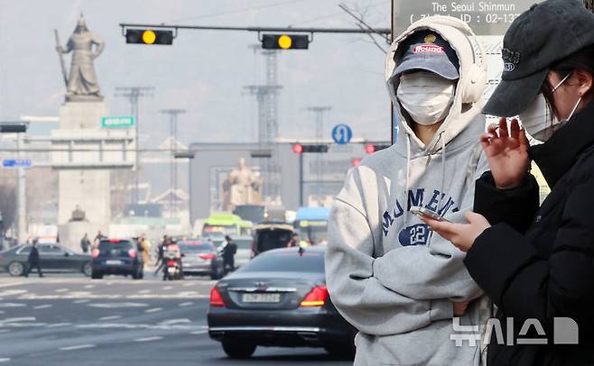 [서울=뉴시스] 조성우 기자 = 수도권과 충남 지역에 미세먼지 비상저감조치가 시행된 지난 17일 서울 중구 세종대로 인근 버스정류장에서 마스크를 쓴 시민들이 버스를 기다리고 있다.서울시는 이날 오전 6시부터 오후 9시까지 미세먼지 비상저감조치를 시행한다고 밝혔다. 2026.03.17. xconfind@newsis.com