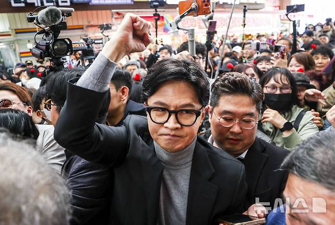 [서울=뉴시스] 정병혁 기자 = 한동훈 전 국민의힘 대표가 22일 서울 동대문구 경동시장을 찾아 지지자 및 시장 상인들과 인사를 나누고 있다. 2026.03.22. jhope@newsis.com