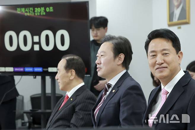 [서울=뉴시스] 김근수 기자 = 6·3 지방선거 서울시장에 도전하는 국민의힘 예비후보들이 22일 서울 영등포구 여의도 국민의힘 중앙당사에서 열린 광역단체장 후보 면접에 참석해 시작을 기다리고 있다. 오른쪽부터 오세훈 서울시장, 국민의힘 박수민 의원, 김충환 전 강동구청장. (공동취재) 2026.03.22. photo@newsis.com