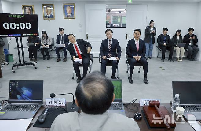 [서울=뉴시스] 김근수 기자 = 6·3 지방선거 서울시장에 도전하는 국민의힘 예비후보들이 22일 서울 영등포구 여의도 국민의힘 중앙당사에서 열린 광역단체장 후보 면접에 참석해 시작을 기다리고 있다. 오른쪽부터 오세훈 서울시장, 국민의힘 박수민 의원, 김충환 전 강동구청장. (공동취재) 2026.03.22. photo@newsis.com