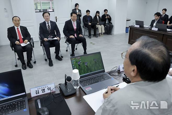 [서울=뉴시스] 김근수 기자 = 6·3 지방선거 서울시장에 도전하는 국민의힘 예비후보들이 22일 서울 영등포구 여의도 국민의힘 중앙당사에서 열린 광역단체장 후보 면접에 참석해 시작을 기다리고 있다. 오른쪽부터 오세훈 서울시장, 국민의힘 박수민 의원, 김충환 전 강동구청장. (공동취재) 2026.03.22. photo@newsis.com