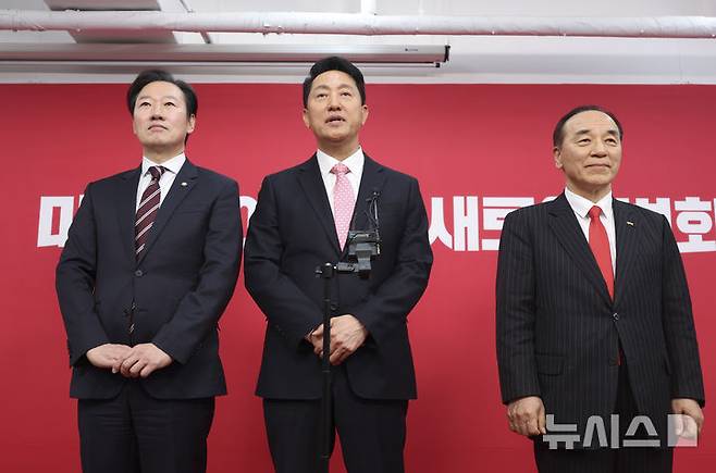 [서울=뉴시스] 김근수 기자 = 6·3 지방선거 서울시장에 도전하는 국민의힘 예비후보들이 22일 서울 영등포구 여의도 국민의힘 중앙당사에서 열린 광역단체장 후보 면접을 마치고 백브리핑을 하고 있다. 왼쪽부터 국민의힘 박수민 의원, 오세훈 서울시장, 김충환 전 강동구청장. 2026.03.22. ks@newsis.com