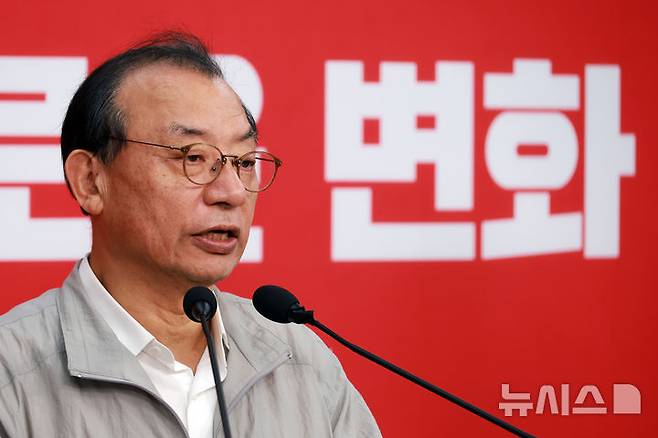 [서울=뉴시스] 고승민 기자 = 이정현 국민의힘 공천관리위원장이 22일 서울 여의도 당사에서 대구시장 경선후보 관련 브리핑을 하고 있다. 2026.03.22. kkssmm99@newsis.com