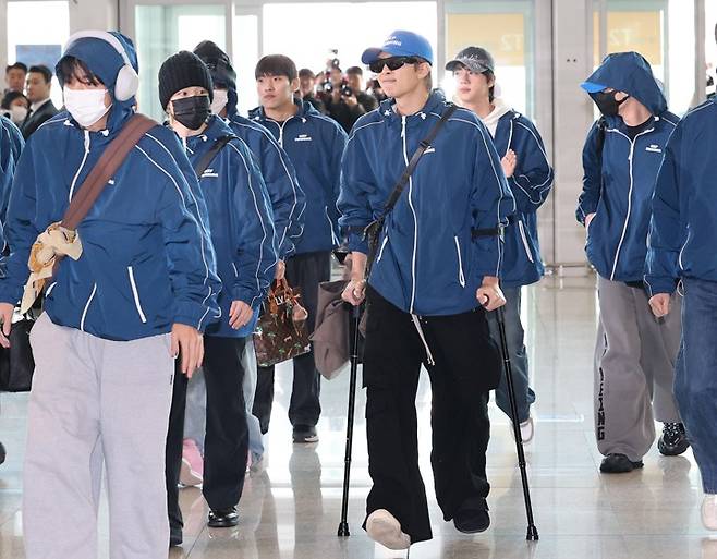 출국하는 방탄소년단 그룹 방탄소년단(BTS)이 미국 뉴욕에서 열리는 스포티파이 공연을 위해 22일 인천공항을 통해 출국하고 있다. [연합뉴스]