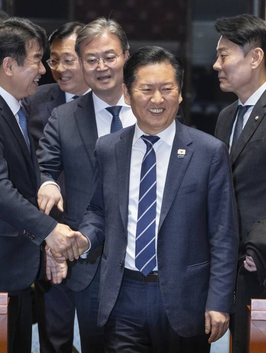 의원 총회 입장하는 정청래 대표 의원 총회 입장하는 정청래 대표     (서울=연합뉴스) 황광모 기자 = 더불어민주당 정청래 대표가 22일 국회에서 열린 의원 총회에 입장하고 있다. 2026.3.22     hkmpooh@yna.co.kr (끝)   <저작권자(c) 연합뉴스, 무단 전재-재배포, AI 학습 및 활용 금지>