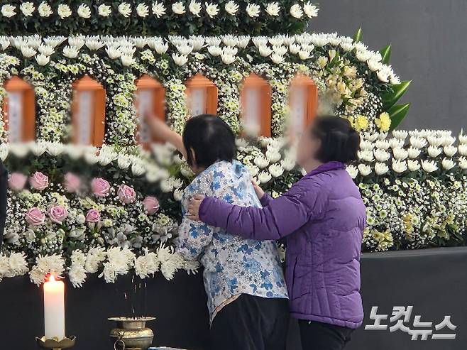 대전 대덕구 안전공업 화재 희생자들의 위패가 마련된 대전시청 합동분향소에서 유가족이 오열하고 있다. 박우경 기자