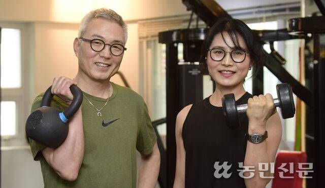 케틀벨과 아령을 들고 포즈를 취한 강창동(왼쪽)·김선옥씨 부부. 이들은 “몸을 단련하는 데 나이는 걸림돌이 아니다”라고 말한다. 사진=강재훈 프리랜서 기자