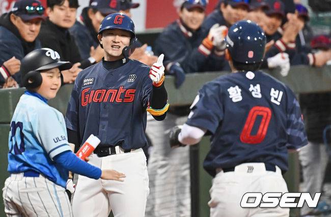 [OSEN=울산, 이석우 기자] 20일 울산 문수야구장에서 2026 메디힐 KBO 퓨처스리그 울산 웨일즈와 롯데 자이언츠의 경기가 열렸다. 울산은 오카다를 선발로, 롯데는 현도훈을 선발로 출전시켰다. 롯데 자이언츠 신윤후가 1회초 득점을 올린 황성빈과 하이파이브를 하고 있다. 2026.03.20 / foto0307@osen.co.kr