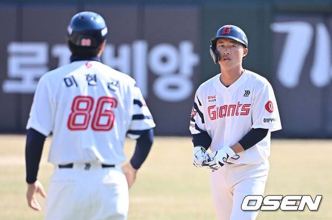 [OSEN=부산, 이석우 기자] 21일 부산 사직야구장에서 2026 신한 SOL KBO 리그 롯데 자이언츠와 한화 이글스의 시범경기가 열렸다. 홈팀 롯데는 로드리게스가, 방문팀 한화는 엄상백이 선발 출전했다.롯데 자이언츠 노진혁이 6회말 2사 만루 1루수 왼쪽 1타점 내야 안타를 치고 진루에 성공하고 있다. 2026.03.21 / foto0307@osen.co.kr