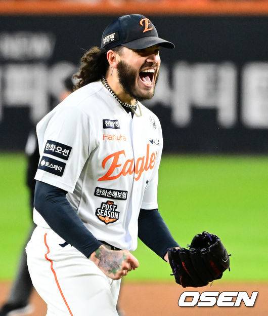 [OSEN=대전, 지형준 기자] 29일 대전시 중구 부사동 대전한화생명볼파크에서 2025 신한 SOL Bank KBO리그 포스트시즌 한국시리즈 3차전 한화 이글스와 LG 트윈스의 경기가 진행됐다.이날 경기에 한화는 폰세를, LG는 손주영을 선발투수로 내세웠다. 6회초 2사 2루에서 한화 폰세가 LG 문보경을 삼진 처리하며 포효하고 있다. 2025.10.29 /jpnews@osen.co.kr