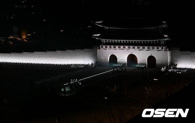 [OSEN=민경훈 기자] 그룹 방탄소년단(BTS)이 21일 서울 광화문 광장에서 무료 복귀 공연&nbsp;'BTS&nbsp;컴백 라이브: 아리랑'(BTS&nbsp;THE&nbsp;COMEBACK&nbsp;LIVE&nbsp;|&nbsp;ARIRANG)을 펼쳐졌다. 방탄소년단은 전날 3년 9개월 만의 새 앨범인 정규 5집 ‘아리랑’을 발표했다. 타이틀곡 ‘스윔’은 멜론 ‘톱 100’ 차트 1위에 올랐고, 실물 음반도 발매 당일 약 400만장이 팔렸다.  BTS의 RM, 진, 슈가, 제이홉, 지민, 뷔, 정국이 공연을 펼치고 있다. 2026.03.21 / rumi@osen.co.kr