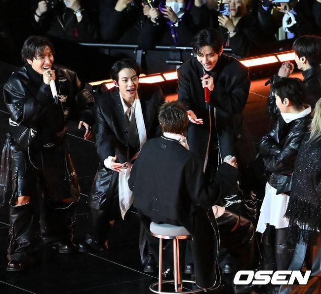 [OSEN=민경훈 기자] 그룹 방탄소년단(BTS)이 21일 서울 광화문 광장에서 무료 복귀 공연&nbsp;'BTS&nbsp;컴백 라이브: 아리랑'(BTS&nbsp;THE&nbsp;COMEBACK&nbsp;LIVE&nbsp;|&nbsp;ARIRANG)을 펼쳐졌다. 방탄소년단은 전날 3년 9개월 만의 새 앨범인 정규 5집 ‘아리랑’을 발표했다. 타이틀곡 ‘스윔’은 멜론 ‘톱 100’ 차트 1위에 올랐고, 실물 음반도 발매 당일 약 400만장이 팔렸다.  BTS의 RM, 진, 슈가, 제이홉, 지민, 뷔, 정국이 공연을 펼치고 있다. 2026.03.21 / rumi@osen.co.kr