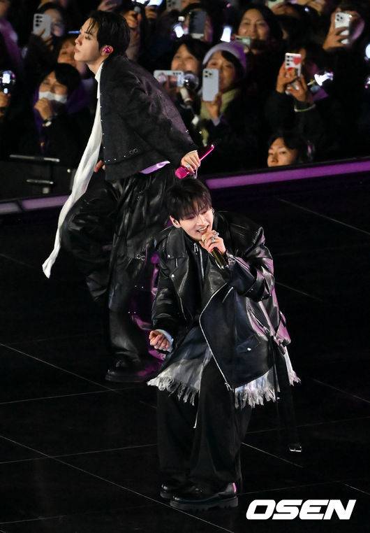 [OSEN=민경훈 기자] 그룹 방탄소년단(BTS)이 21일 서울 광화문 광장에서 무료 복귀 공연&nbsp;'BTS&nbsp;컴백 라이브: 아리랑'(BTS&nbsp;THE&nbsp;COMEBACK&nbsp;LIVE&nbsp;|&nbsp;ARIRANG)을 펼쳐졌다. 방탄소년단은 전날 3년 9개월 만의 새 앨범인 정규 5집 ‘아리랑’을 발표했다. 타이틀곡 ‘스윔’은 멜론 ‘톱 100’ 차트 1위에 올랐고, 실물 음반도 발매 당일 약 400만장이 팔렸다.  BTS의 정국과 진이 공연을 펼치고 있다. 2026.03.21 / rumi@osen.co.kr