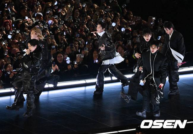 [OSEN=민경훈 기자] 그룹 방탄소년단(BTS)이 21일 서울 광화문 광장에서 무료 복귀 공연&nbsp;'BTS&nbsp;컴백 라이브: 아리랑'(BTS&nbsp;THE&nbsp;COMEBACK&nbsp;LIVE&nbsp;|&nbsp;ARIRANG)을 펼쳐졌다. 방탄소년단은 전날 3년 9개월 만의 새 앨범인 정규 5집 ‘아리랑’을 발표했다. 타이틀곡 ‘스윔’은 멜론 ‘톱 100’ 차트 1위에 올랐고, 실물 음반도 발매 당일 약 400만장이 팔렸다.  BTS가 공연을 펼치고 있다. 2026.03.21 / rumi@osen.co.kr