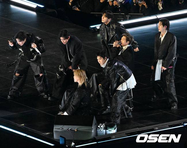 [OSEN=민경훈 기자] 그룹 방탄소년단(BTS)이 21일 서울 광화문 광장에서 무료 복귀 공연&nbsp;'BTS&nbsp;컴백 라이브: 아리랑'(BTS&nbsp;THE&nbsp;COMEBACK&nbsp;LIVE&nbsp;|&nbsp;ARIRANG)을 펼쳐졌다. 방탄소년단은 전날 3년 9개월 만의 새 앨범인 정규 5집 ‘아리랑’을 발표했다. 타이틀곡 ‘스윔’은 멜론 ‘톱 100’ 차트 1위에 올랐고, 실물 음반도 발매 당일 약 400만장이 팔렸다.  BTS의 RM, 진, 슈가, 제이홉, 지민, 뷔, 정국이 공연을 펼치고 있다. 2026.03.21 / rumi@osen.co.kr