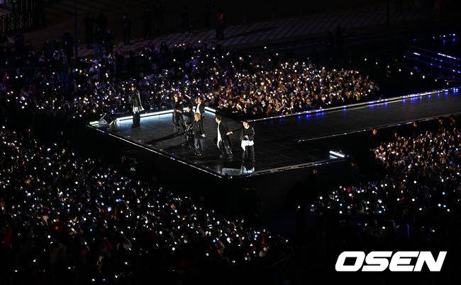 [OSEN=민경훈 기자] 그룹 방탄소년단(BTS)이 21일 서울 광화문 광장에서 무료 복귀 공연&nbsp;'BTS&nbsp;컴백 라이브: 아리랑'(BTS&nbsp;THE&nbsp;COMEBACK&nbsp;LIVE&nbsp;|&nbsp;ARIRANG)을 펼쳐졌다. 방탄소년단은 전날 3년 9개월 만의 새 앨범인 정규 5집 ‘아리랑’을 발표했다. 타이틀곡 ‘스윔’은 멜론 ‘톱 100’ 차트 1위에 올랐고, 실물 음반도 발매 당일 약 400만장이 팔렸다.  BTS의 RM, 진, 슈가, 제이홉, 지민, 뷔, 정국이 공연을 펼치고 있다. 2026.03.21 / rumi@osen.co.kr