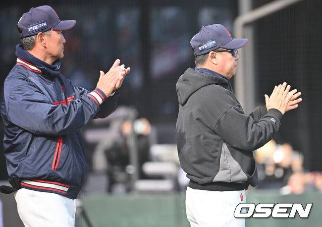 [OSEN=부산, 이석우 기자] 22일 부산 사직야구장에서 2026 신한 SOL KBO 리그 롯데 자이언츠와 한화 이글스의 시범경기가 열렸다. 홈팀 롯데는 비슬리가, 방문팀 한화는 에르난데스가 선발 출전했다.롯데 자이언츠 김태형 감독과 강석천 코치가 10-6으로 승리한 후 선수들에게 축하 박수를 치고 있다. 2026.03.22 / foto0307@osen.co.kr
