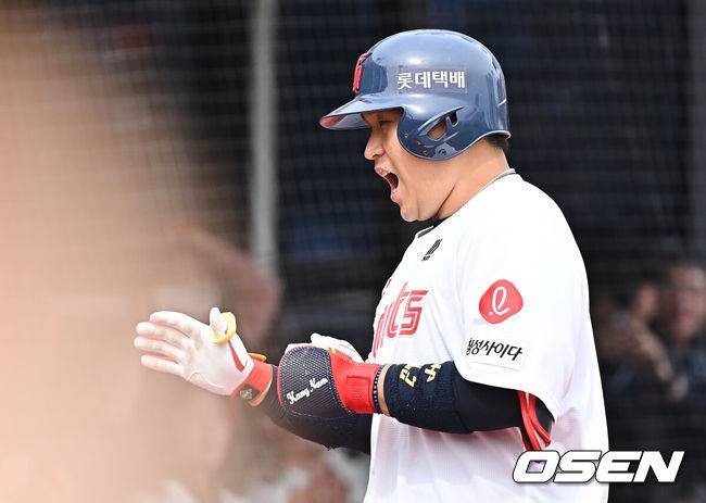 [OSEN=부산, 이석우 기자] 22일 부산 사직야구장에서 2026 신한 SOL KBO 리그 롯데 자이언츠와 한화 이글스의 시범경기가 열렸다. 홈팀 롯데는 비슬리가, 방문팀 한화는 에르난데스가 선발 출전했다.롯데 자이언츠 유강남이 3회말 2사 1,2루 좌월 3점 홈런을 치고 하이파이브를 하고 있다. 2026.03.22 / foto0307@osen.co.kr