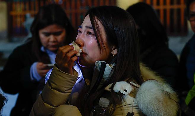 방탄소년단(BTS) 광화문 컴백 공연이 열린 21일 서울 종로구 광화문 광장에서 한 외국인 아미(BTS 팬덤 명칭)가 공연을 보다가 눈물을 흘리고 있다. 유희태 기자