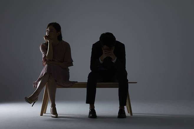 혼인 지속 기간 30년 이상 부부의 이혼 비중은 18%까지 상승하고 평균 혼인 지속 기간도 길어지면서 ‘늦은 이별’ 중심의 가족 구조 변화가 진행되고 있다. 게티이미지