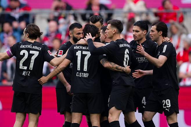Gladbach's players celebrate the opening goal, scored by Jens Castrop, during the German Bundesliga soccer match between 1. FC Cologne and Borussia Moenchengladbach in Cologne, Germany, Saturday, March 21, 2026. (Marius Becker/dpa via AP) THE DEUTSCHE FUSSBALL LIGA DFL DOES NOT ALLOW ITS IMAGES TO BE USED AS SEQUENCES TO EMULATE VIDEO; GERMANY OUT; MANDATORY CREDIT/2026-03-21 23:45:25/ <저작권자 ⓒ 1980-2026 ㈜연합뉴스. 무단 전재 재배포 금지, AI 학습 및 활용 금지>