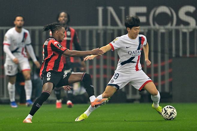 파리 생제르맹의 이강인(오른쪽)이 21일 프랑스 니스 알리안츠 리비에라에서 열린 니스와 PSG의 리그1 경기에서 니스의 이샴 부다우이와 볼을 다투고 있다. AP연합뉴스