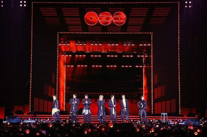 그룹 방탄소년단(BTS)이 지난 21일 오후 8시 서울 광화문광장 일대에서 정규 5집 발매 기념 공연 ‘BTS 컴백 라이브 I 아리랑’을 개최하고 있다. 넷플릭스·빅히트 뮤직 제공