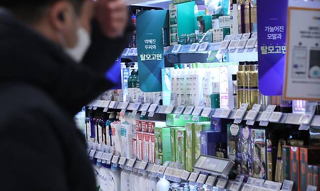 한 대형마트의 두피·탈모 케어존. 연합뉴스