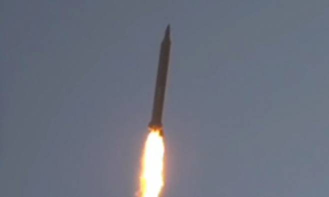 이란 혁명수비대가 공개한 사진 속 지난 2월 28일(현지시간) 이스라엘과 미국 함대를 향해 발사한 미사일이 날아오르는 모습. AFP연합뉴스