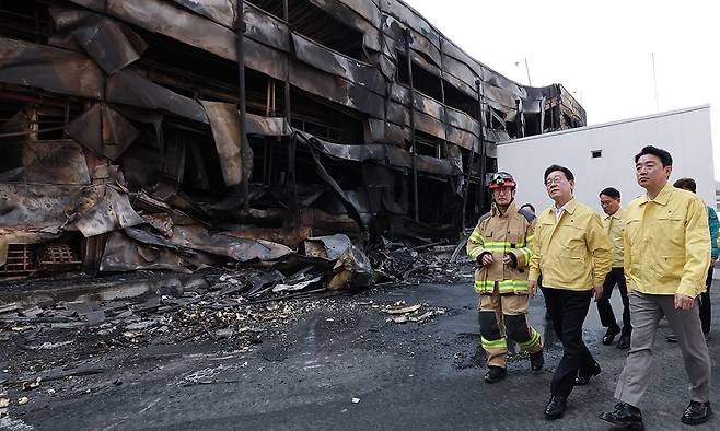 이재명 대통령이 21일 대전 대덕구 안전공업 건물의 대형 화재 현장을 찾아 피해 상황을 살펴보고 있다. 공동취재사진