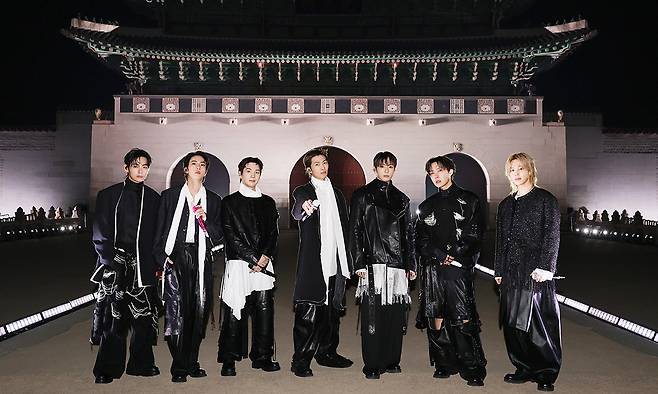 방탄소년단(BTS)이 21일 서울 광화문광장에서 'BTS 컴백 라이브: 아리랑' 발매 기념 컴백 공연을 하고 있다. 빅히트 뮤직·넷플릭스 제공