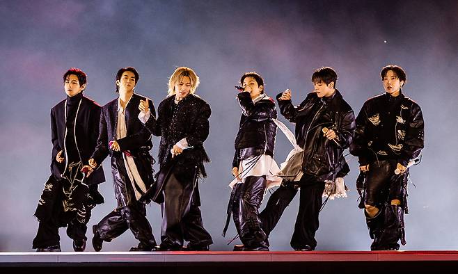 방탄소년단(BTS)이 21일 서울 광화문광장에서 'BTS 컴백 라이브: 아리랑' 발매 기념 컴백 공연을 하고 있다. 빅히트 뮤직·넷플릭스 제공