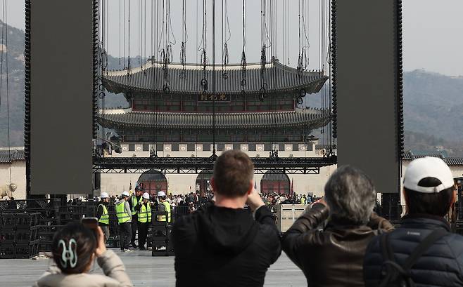 아쉬움 뒤로 하고 3년 5개월 만에 완전체로 복귀한 그룹 방탄소년단(BTS)의 ‘BTS 컴백 라이브 | 아리랑’ 공연 다음날인 22일 관계자들이 서울 광화문광장에 설치된 무대를 해체하고 있다. 남정탁 기자