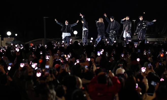 BTS의 열정적인 광화문 컴백 무대 (서울=연합뉴스) 박동주 기자 = 그룹 방탄소년단(BTS)이 21일 서울 광화문 광장에서 정규 5집 '아리랑'(ARIRANG) 발매를 기념해 무료 공연 'BTS 컴백 라이브: 아리랑'(BTS THE COMEBACK LIVE|ARIRANG)을 열고 있다. 2026.3.21 pdj6635@yna.co.kr/2026-03-21 23:31:39/ <저작권자 ⓒ 1980-2026 ㈜연합뉴스. 무단 전재 재배포 금지, AI 학습 및 활용 금지>