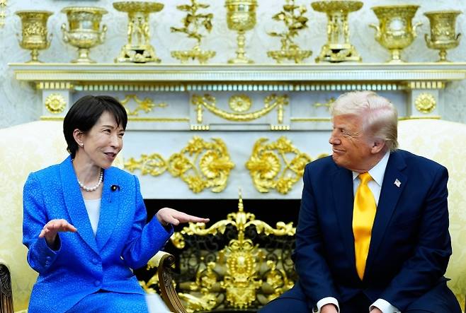 도널드 트럼프 미국 대통령이 19일(현지 시간) 백악관 집무실에서 다카이치 사나에 일본 총리와 회담하고 있다.  2026.3.20 워싱턴 AP 뉴시스