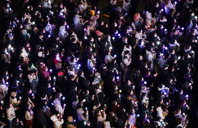 21일 서울 종로구 광화문광장에서 관객들이 BTS 컴백 라이브: 아리랑‘(BTS THE COMEBACK LIVE | ARIRANG)을 관람하고 있다. 사진공동취재단