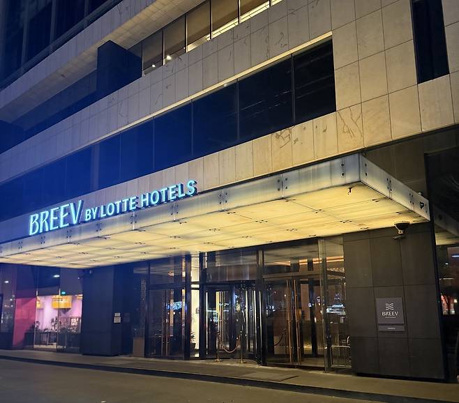 롯데호텔이 다음달 광주 서구에 정식 오픈할 예정인 ‘브리브 광주 바이 롯데호텔’ 입구. 광주 지역 최초 특1급 호텔이었던 라마다 플라자 광주호텔을 리뉴얼해 ‘브리브(BREEV)’ 브랜드로 새롭게 선보인다. 사진 제공=롯데호텔