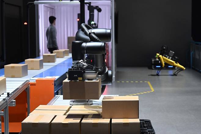 세계 최대 가전·정보기술(IT) 전시회 ‘CES 2026’가 개막한 1월 미국 네바다주 라스베이거스 컨벤션센터에 마련된 현대차그룹 부스에 물류 상하차 로봇 ‘스트레치’가 시연되고 있다. 라스베이거스=조태형 기자