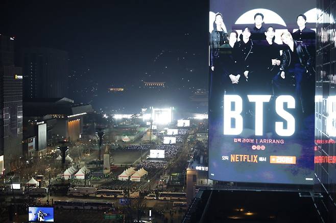 21일 오후 서울 광화문 광장 일대에서 열린 ‘BTS 컴백 라이브: ARIRANG’ 공연 모습. 인근 동아미디어센터에 설치된 국내 최대 미디어 사이니지 ‘룩스(LUUX)’는 이날 공연 라이브 영상을 송출했다. 박형기 기자 oneshot@donga.com