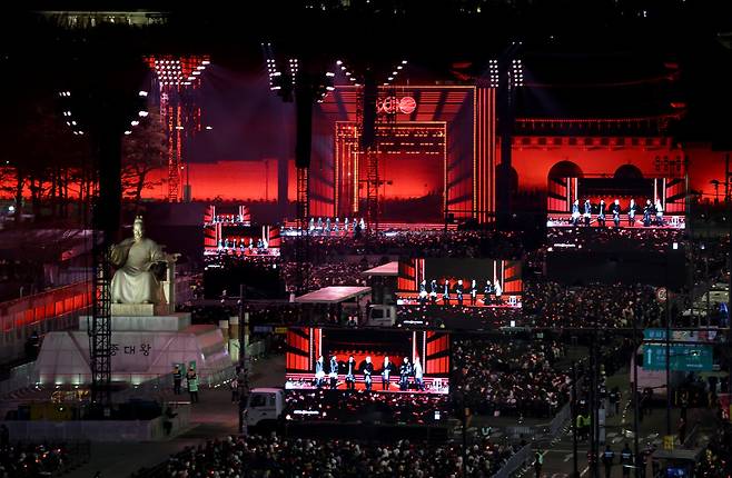 21일 오후 서울 광화문 광장 일대에서 펼쳐진 방탄소년단(BTS)의 ‘BTS 컴백 라이브: ARIRANG’ 공연 모습. 이한결 기자 always@donga.com