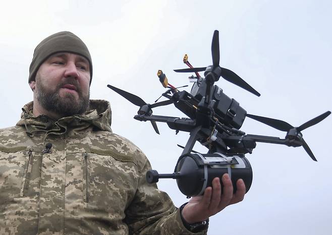 우크라이나 군인이 광섬유로 조종되는 1인칭 시점 드론을 시험 운용하고 있다. ⓒEPA