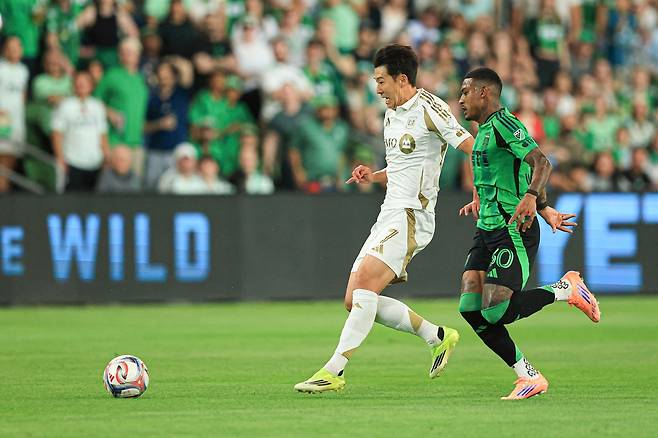 손흥민이 22일 미국 텍사스주 오스틴의 Q2 스타디움에서 열린 오스틴과 2026 미국 메이저리그사커 5라운드 경기에서 드리블하고 있다.   오스틴 | AFP연합뉴스