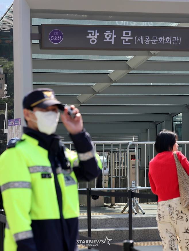 (서울=뉴스1) 박지혜 기자 = 방탄소년단(BTS) 컴백 공연일인 21일 서울 광화문역 출입구가 통제되고 있다.  이날 5호선 광화문역은 오후 2∼10시, 3호선 경복궁역과 1·2호선 시청역은 오후 3∼10시 무정차 통과한다. 지하철을 이용하려면 근처 역으로 이동해야 한다. 2026.3.21/뉴스1  Copyright (C) 뉴스1. All rights reserved. 무단 전재 및 재배포,  AI학습 이용 금지. /사진=(서울=뉴스1) 박지혜 기자