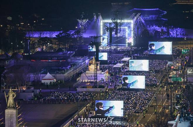 [서울=뉴시스] 사진공동취재단 = 방탄소년단(BTS)이 21일 서울 종로구 광화문광장에서 컴백을 기념해 'BTS 컴백 라이브 : 아리랑' 공연을 선보이고 있다. 2026.03.21. photo@newsis.com /사진=