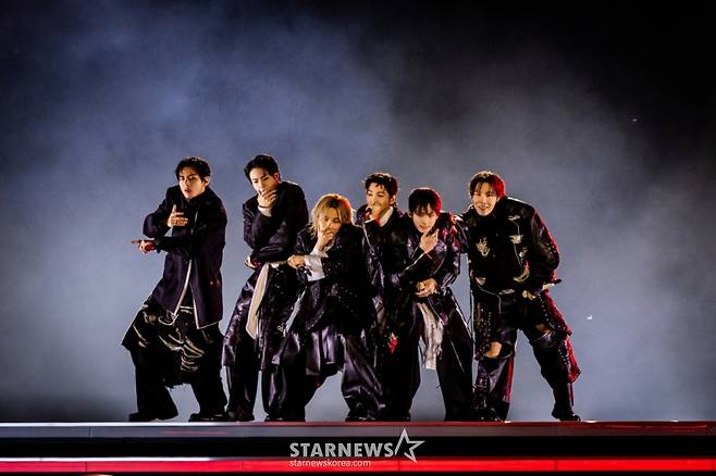 [서울=뉴시스] 방탄소년단(BTS)이 21일 서울 종로구 광화문광장에서 컴백을 기념해 'BTS 컴백 라이브 : 아리랑' 공연을 선보이고 있다. (사진=빅히트 뮤직/넷플릭스 제공) 2026.03.21. photo@newsis.com *재판매 및 DB 금지 /사진=