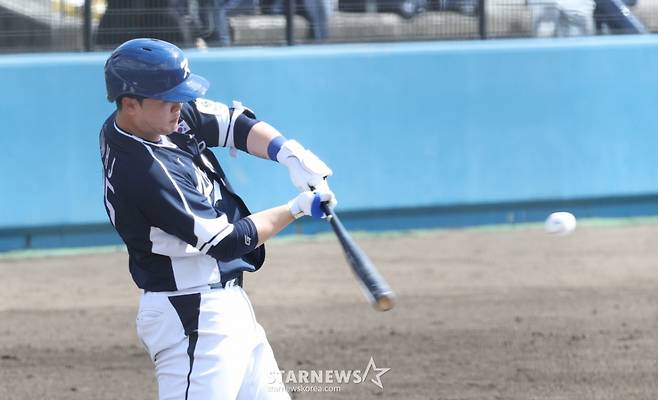 김형준이 지난달 21일 일본 오키나와현 야에세 고친다 구장에서 한화 이글스와 연습경기에서 타격을 하고 있다. /사진=김진경 대기자